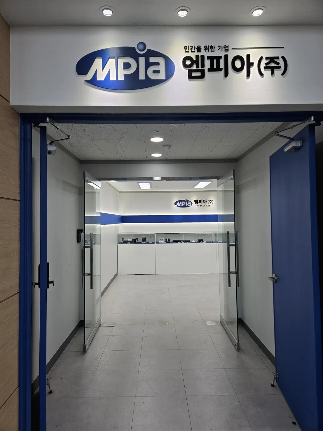 Headquarters door — MPIA Co., Ltd. entrance