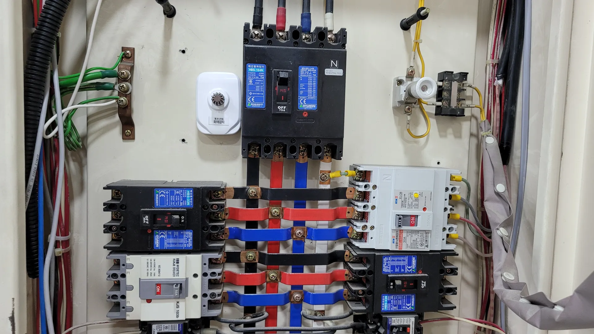 Fire detection sensor installed inside a distribution board