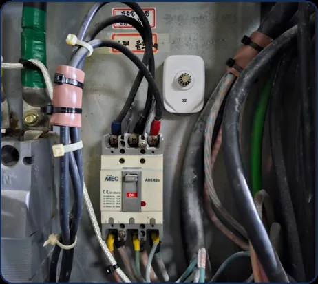 配電盤の遮断器上部の火災感知センサー