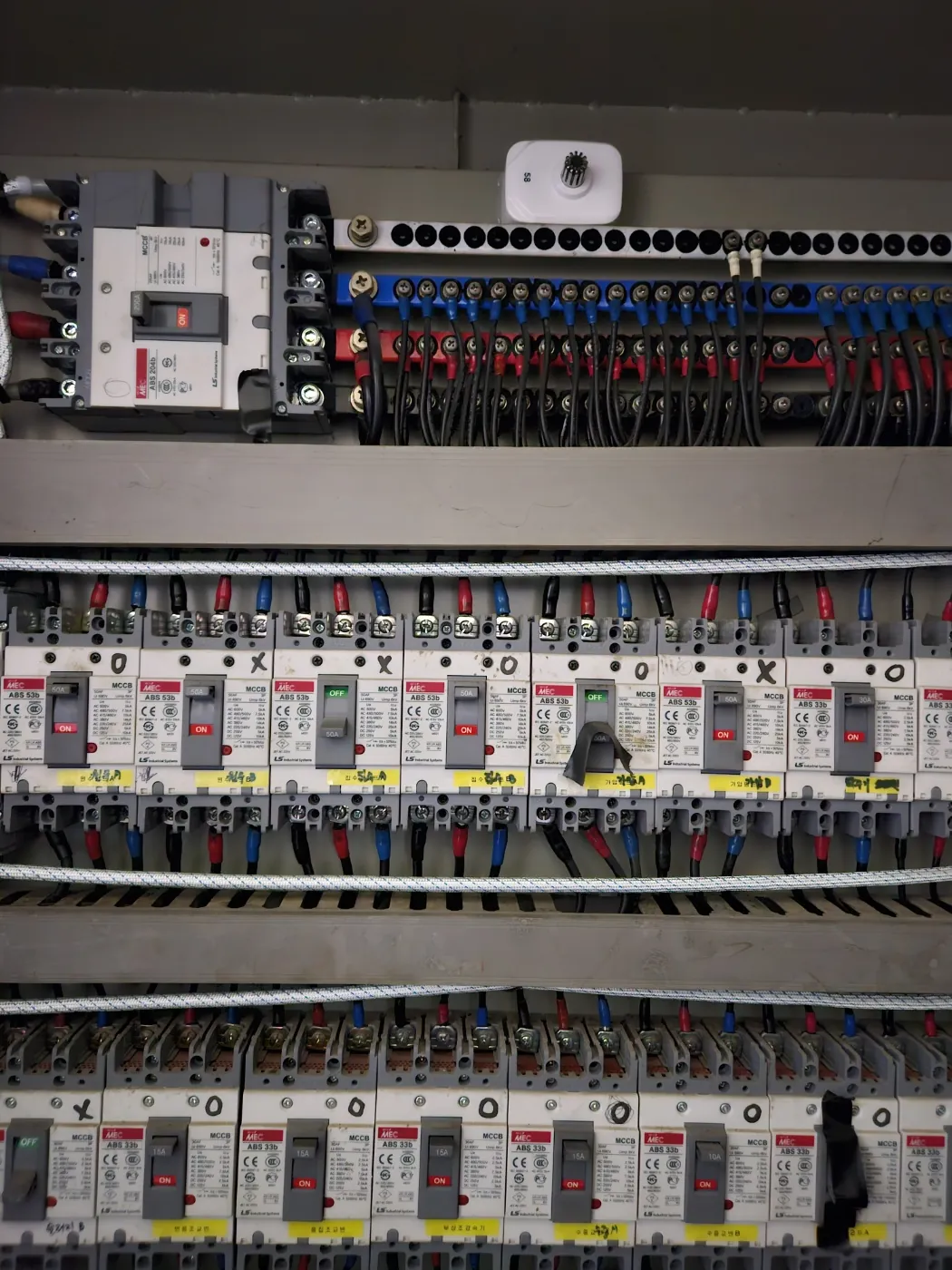 分電盤上部の火災感知センサー