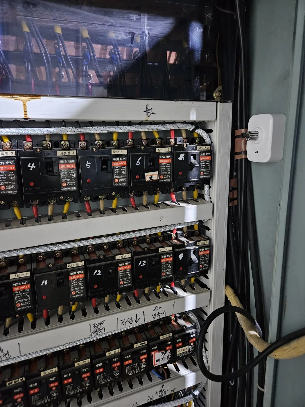 分電盤側面の火災感知センサー